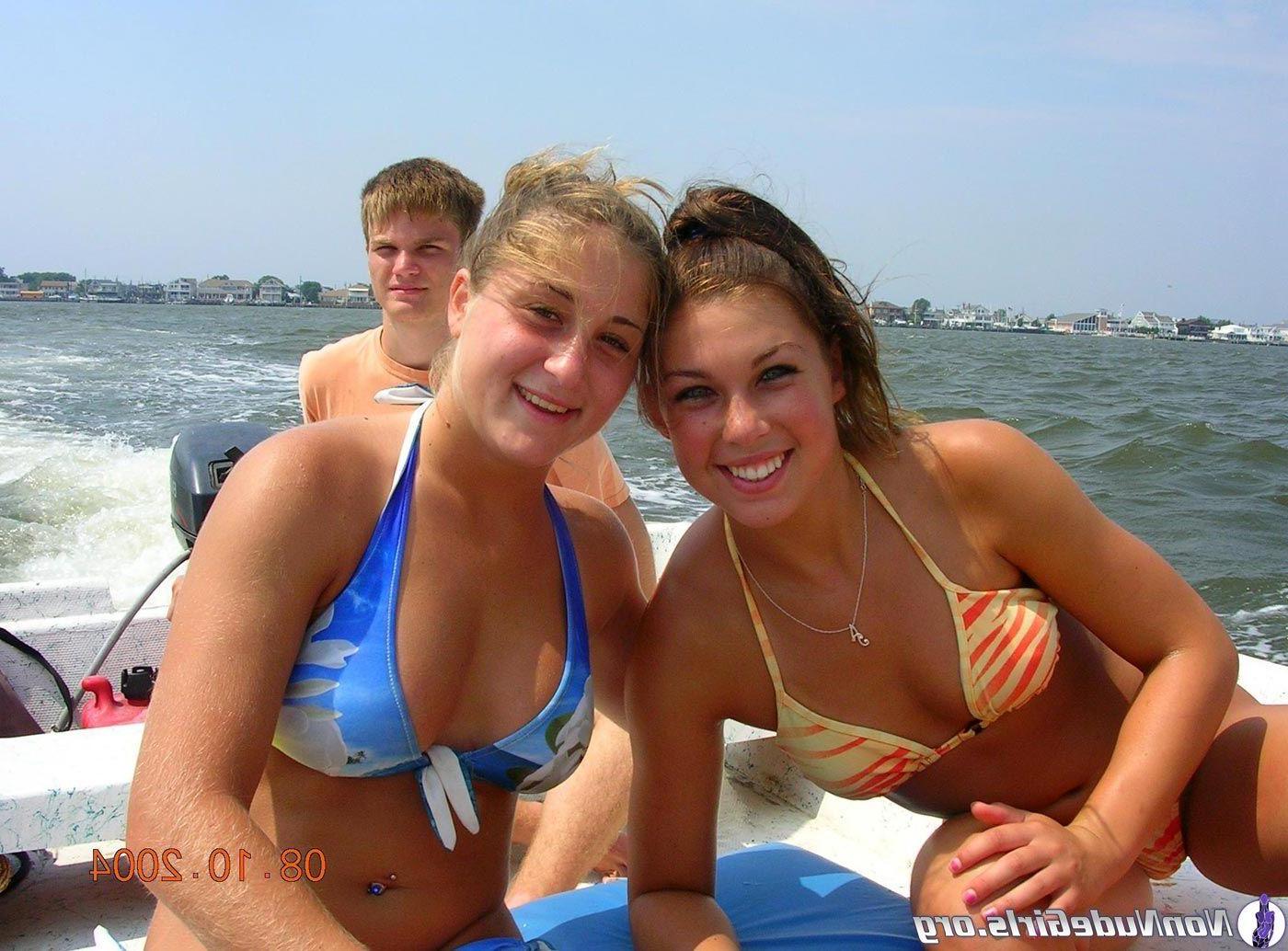 20P Pictures of hot girls teasing with their bodies