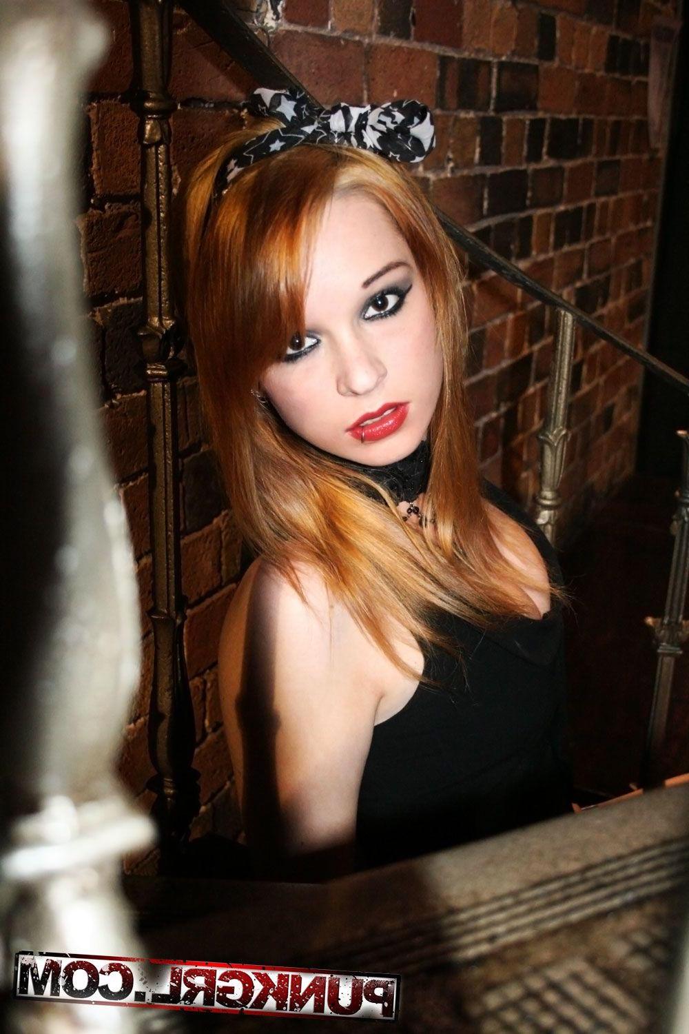 20P Pictures of hot punk girl Rooface showing her hotness