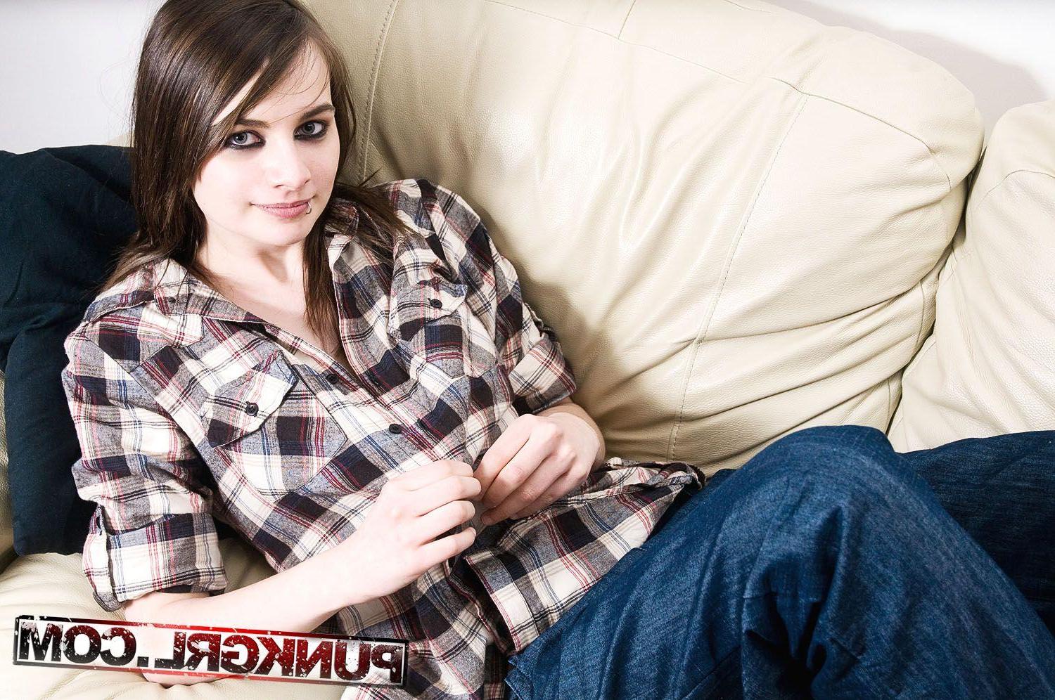 20P Pictures of punk girl Pobb getting naked for you