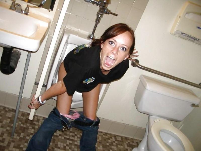 25P Thet Couldn't wait for the Ladies Room !!