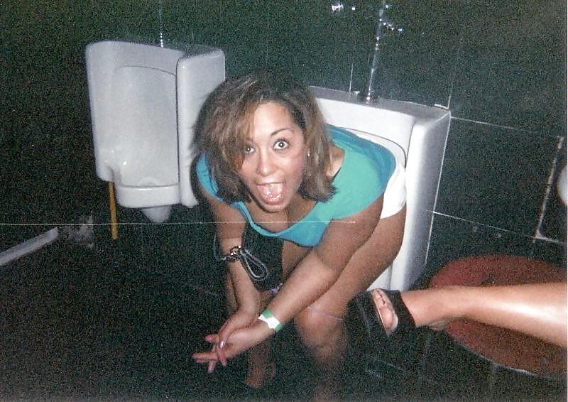 25P Thet Couldn't wait for the Ladies Room !!