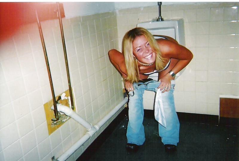 25P Thet Couldn't wait for the Ladies Room !!