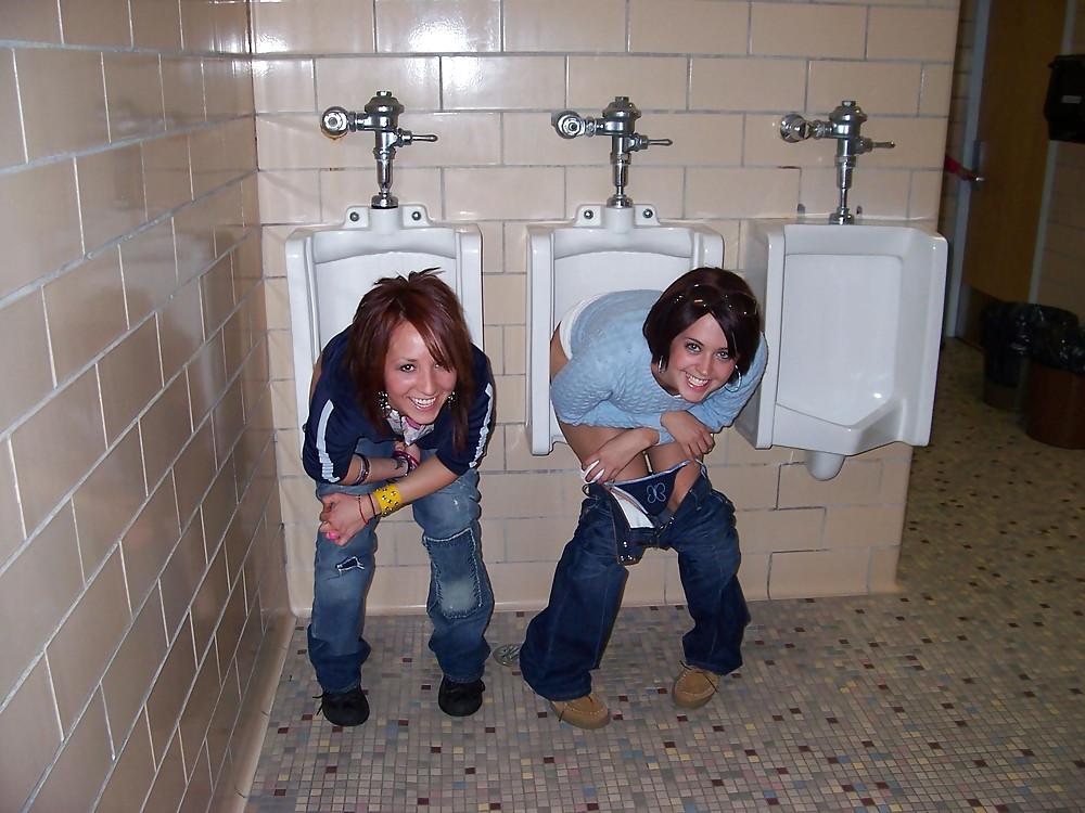25P Thet Couldn't wait for the Ladies Room !!