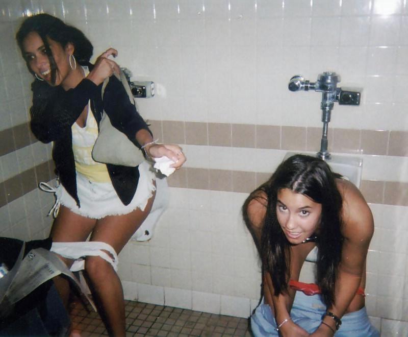 25P Thet Couldn't wait for the Ladies Room !!