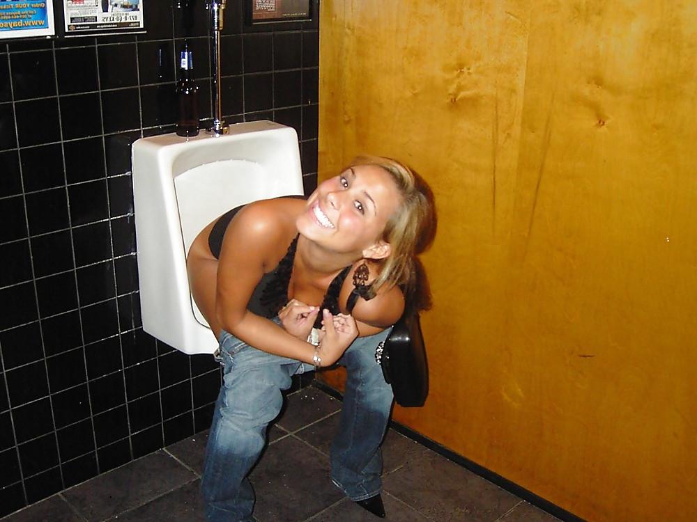 25P Thet Couldn't wait for the Ladies Room !!