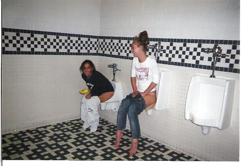 25P Thet Couldn't wait for the Ladies Room !!