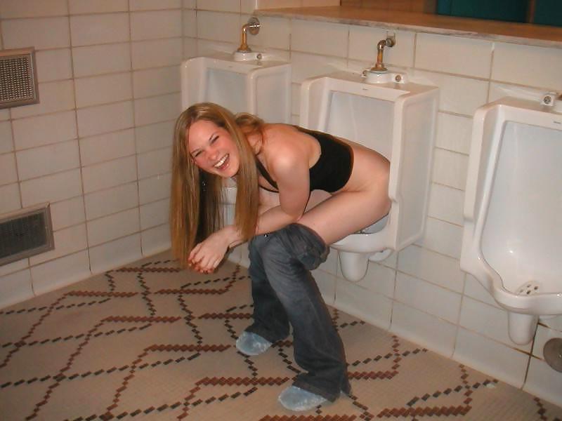 25P Thet Couldn't wait for the Ladies Room !!