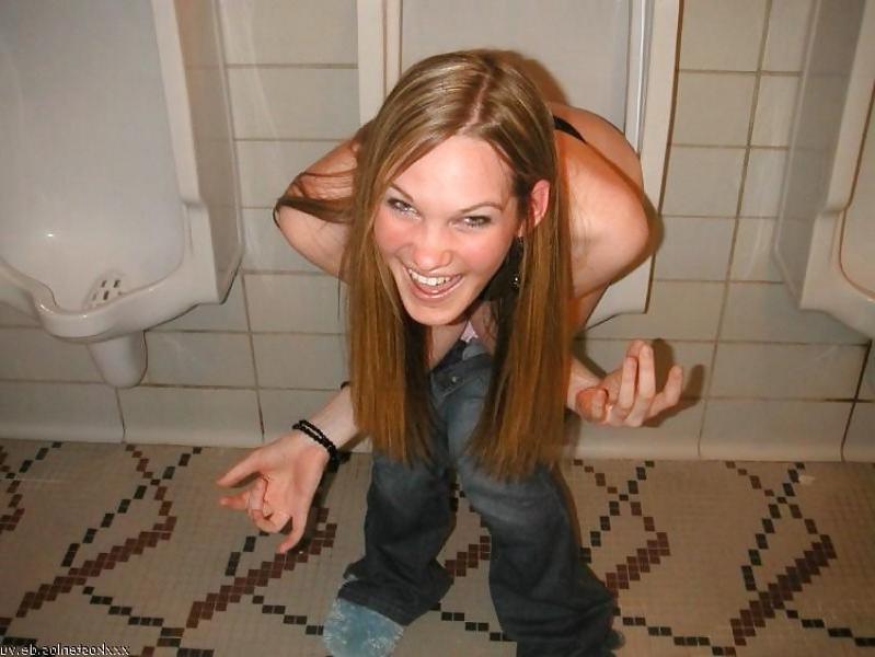 25P Thet Couldn't wait for the Ladies Room !!