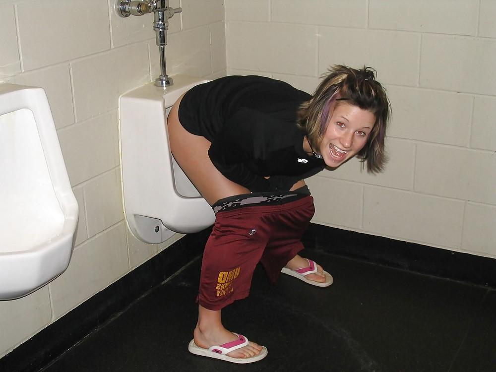 25P Thet Couldn't wait for the Ladies Room !!