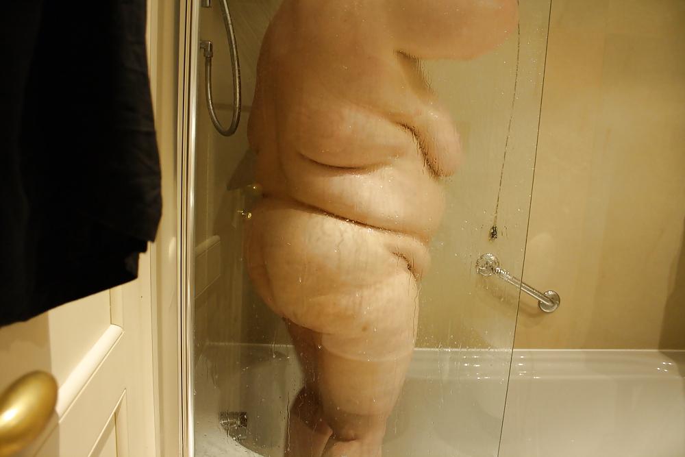 25P Mature Lady - in bath