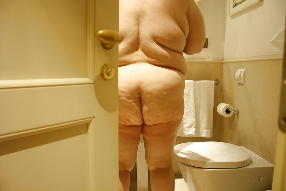 25P Mature Lady - in bath