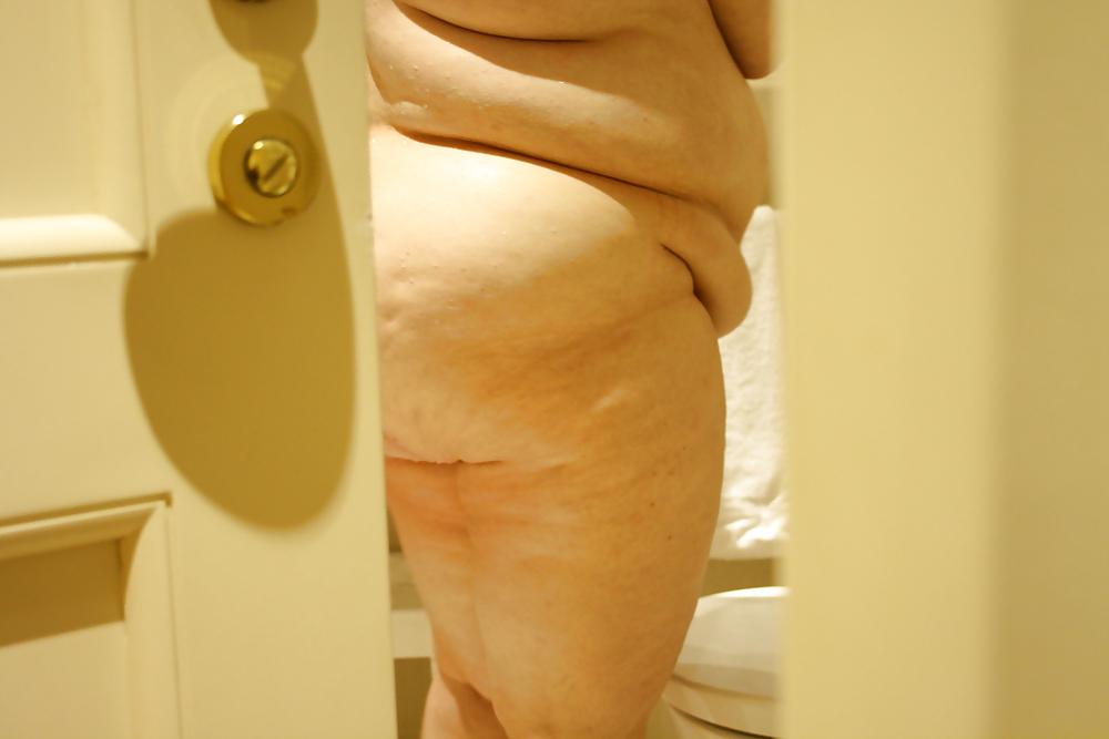 25P Mature Lady - in bath