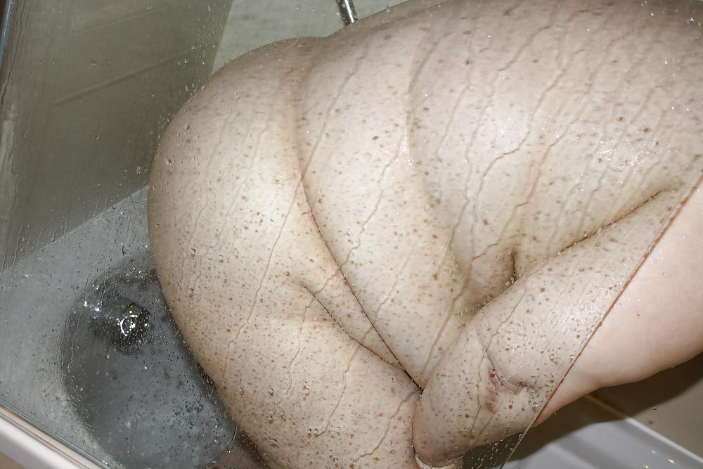 25P Mature Lady - in bath