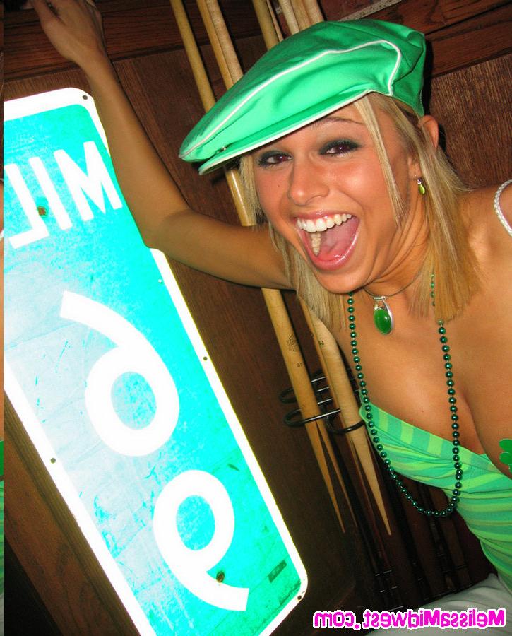 15P Melissa Midwest out at the bars for St Paticks Day