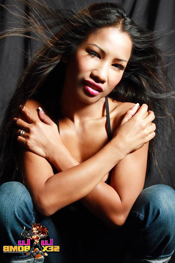 16P Big tit Thai showing off her amazing body in jeans and a tank top
