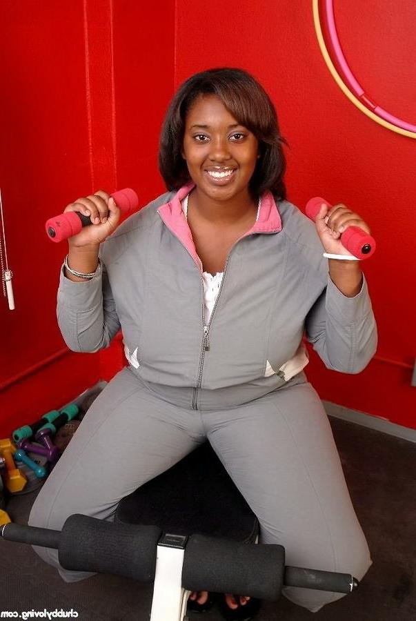 16P Fat big tits ebony getting naked and modelling in the gym