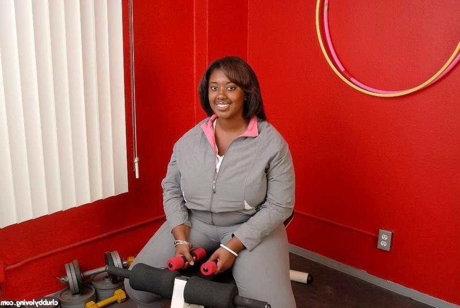 16P Fat big tits ebony getting naked and modelling in the gym