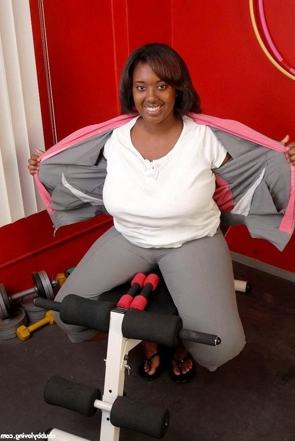 16P Fat big tits ebony getting naked and modelling in the gym