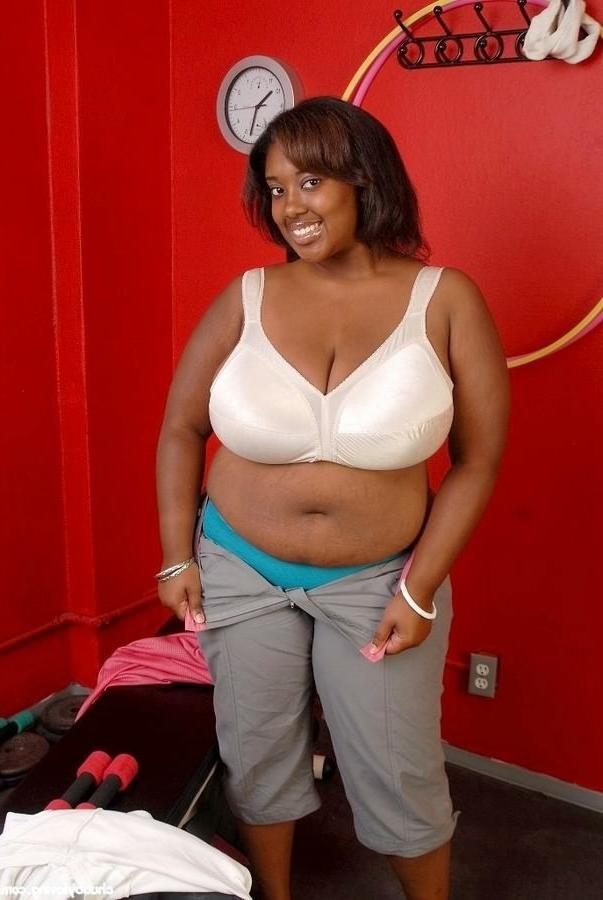 16P Fat big tits ebony getting naked and modelling in the gym