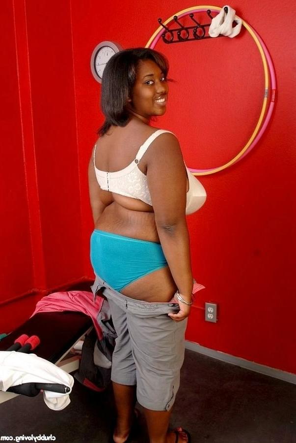 16P Fat big tits ebony getting naked and modelling in the gym