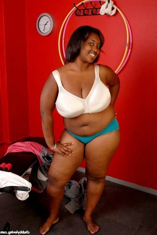 16P Fat big tits ebony getting naked and modelling in the gym