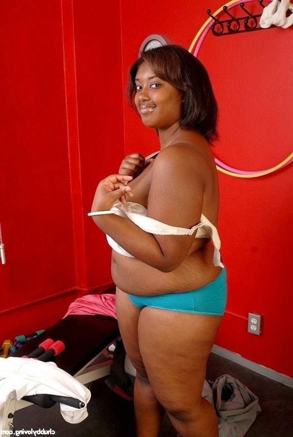 16P Fat big tits ebony getting naked and modelling in the gym