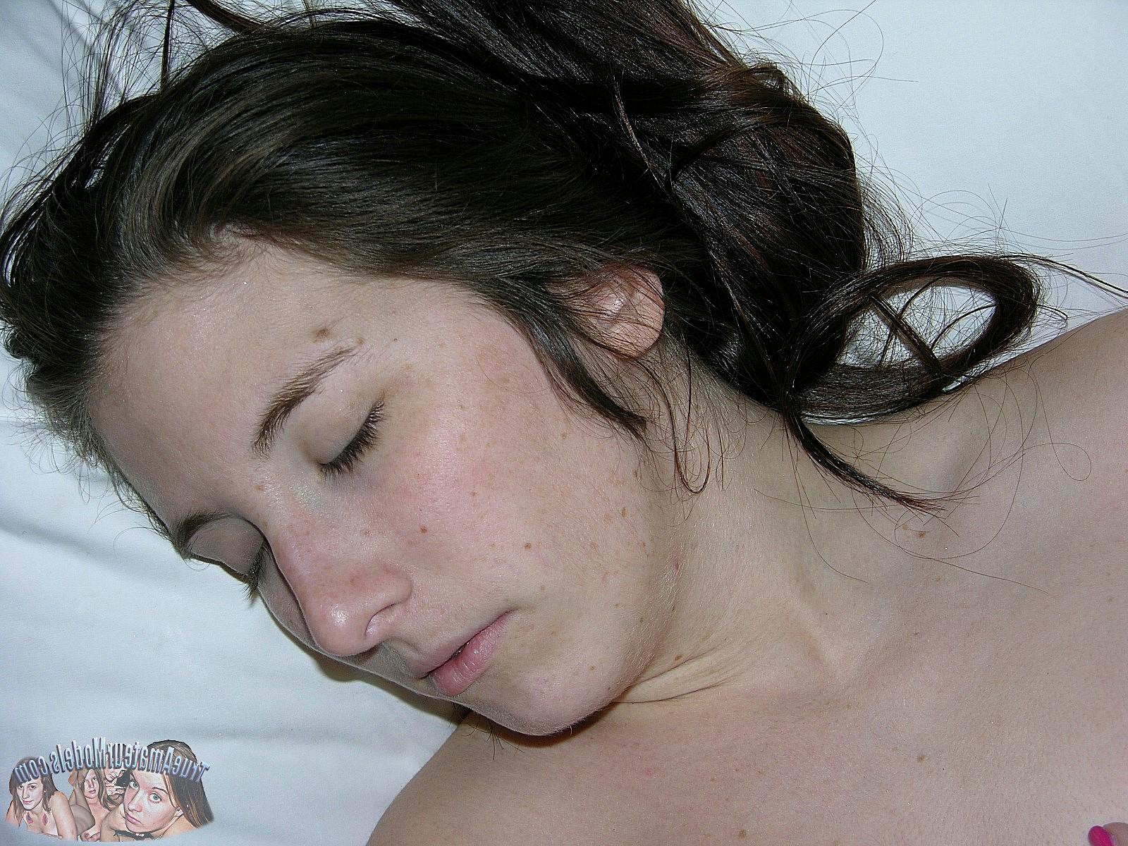 15P Hotel Room Girl Gives Blowjob 