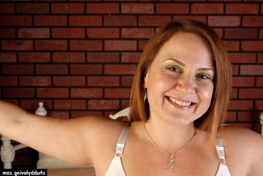 16P Big tits redheaded plumper spreading her pussy on bed