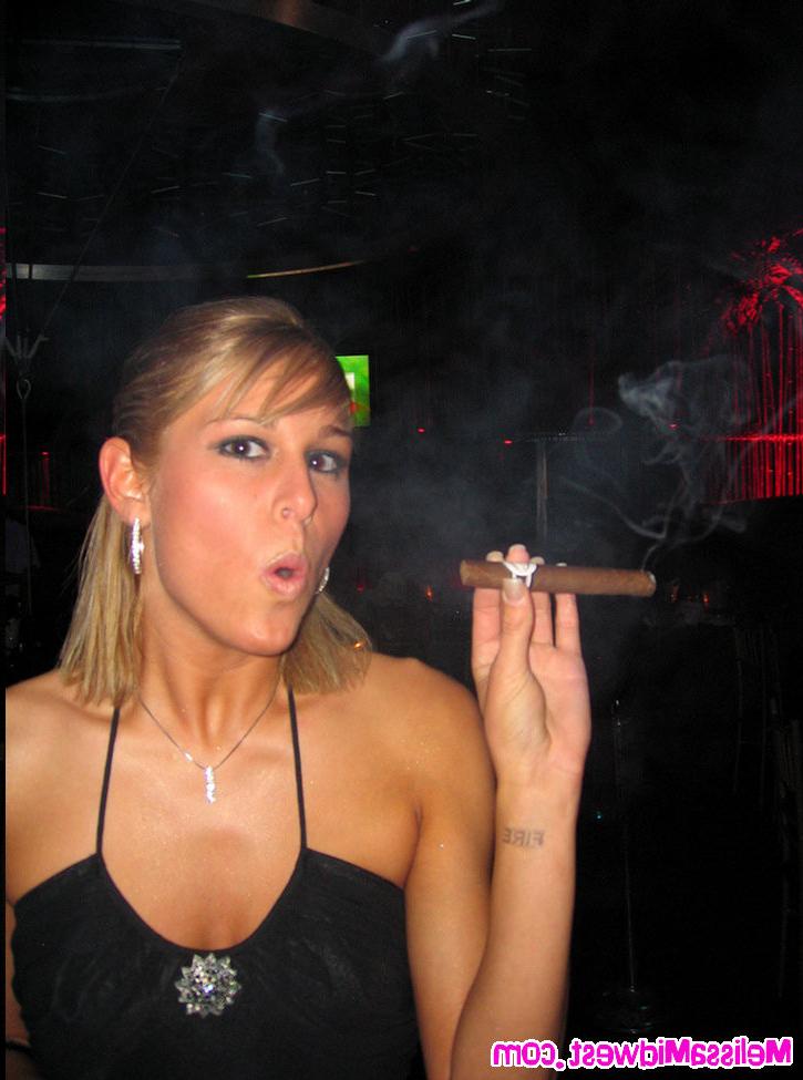 15P Melissa Midwest partying at the Rum Jungle bar in Vegas