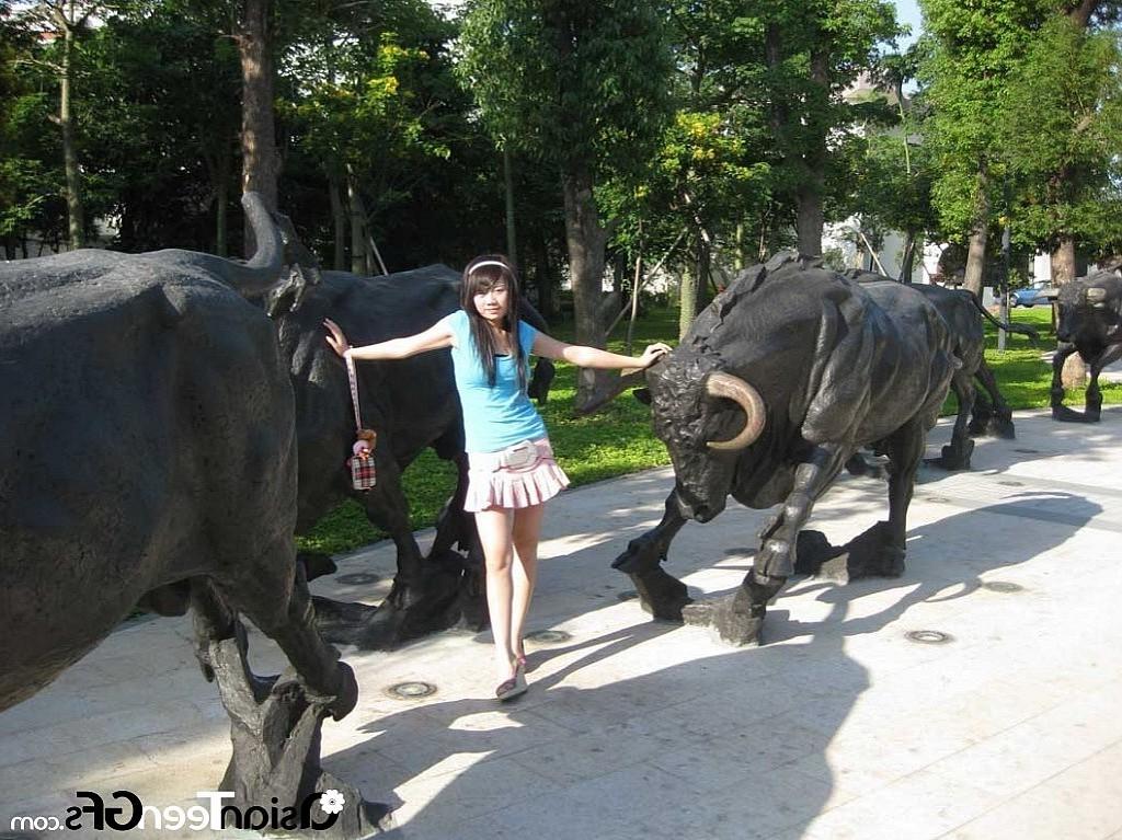 10P Horny young girl shows her hairy cunt in public