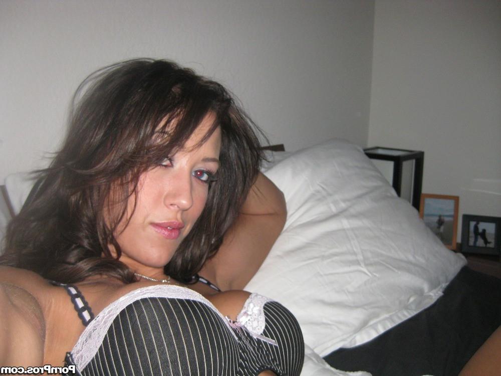16P Sexy brünette Freundin schießt Bilder in ihrem Spiegel