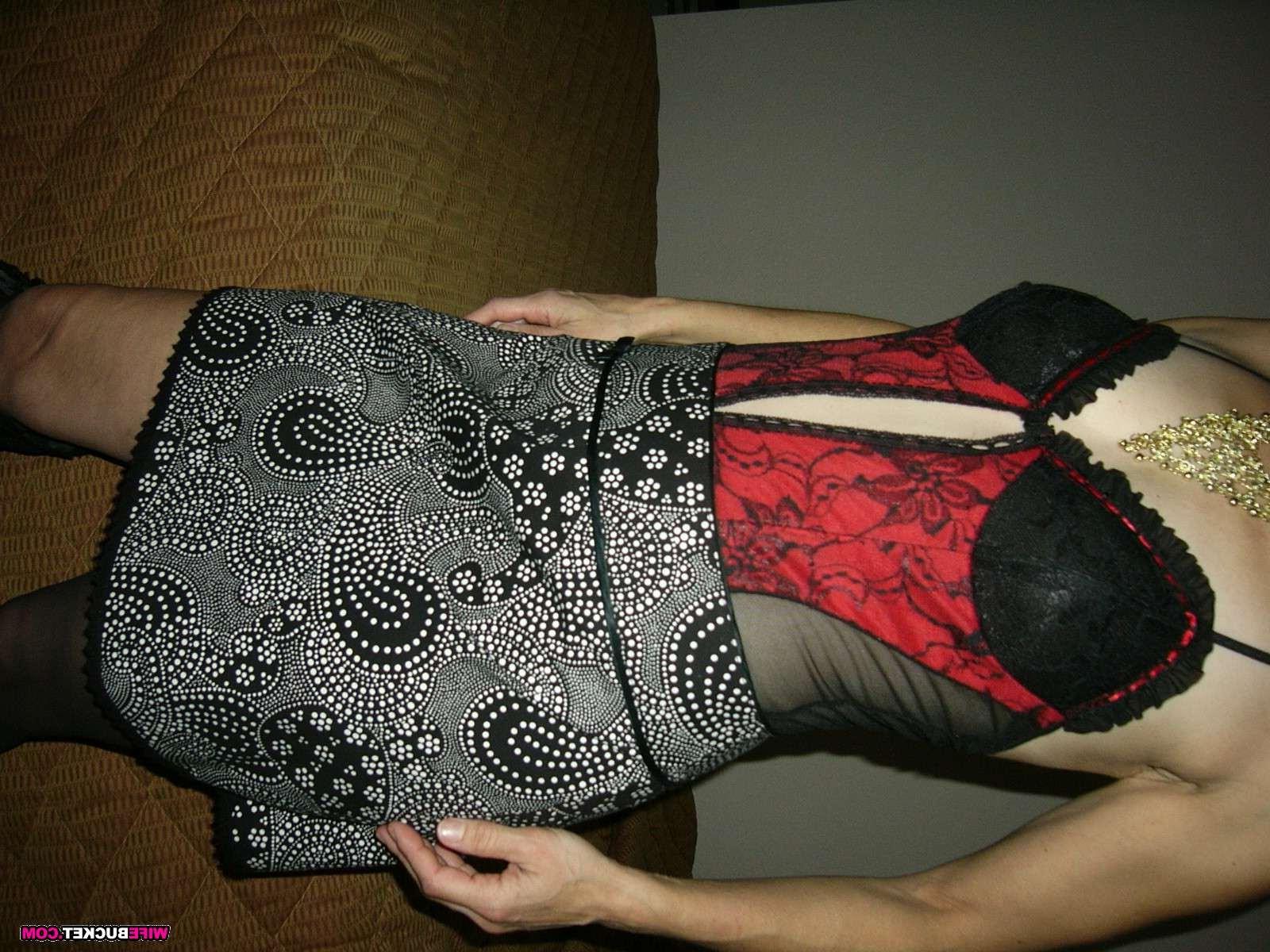 16P Nude MILF pics