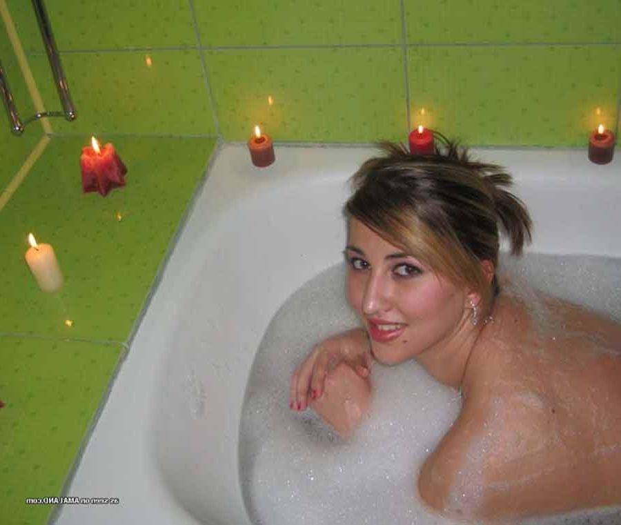 10P Picture set of an amateur chubby hottie posing in a bath tub