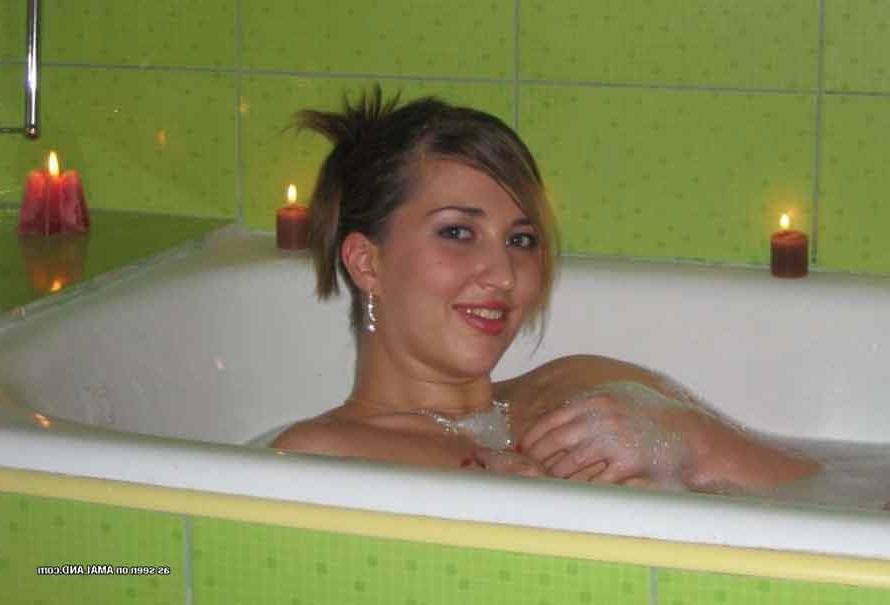 10P Picture set of an amateur chubby hottie posing in a bath tub
