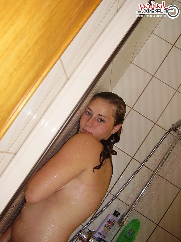 10P Chubby sexy chick in shower