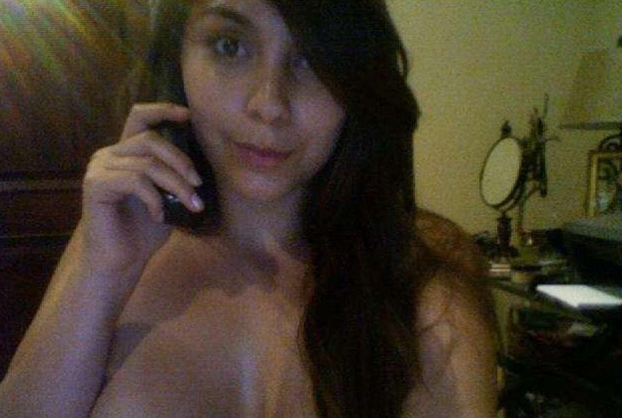 11P Amateur hottie self-shooting in her room