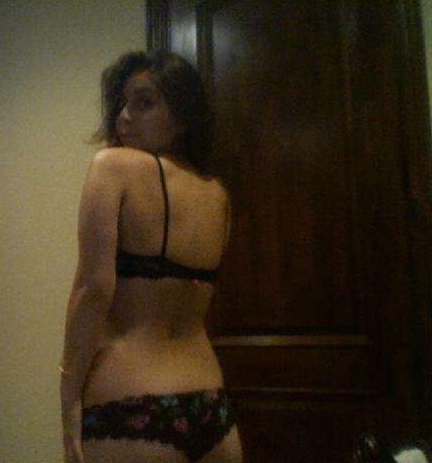 11P Amateur hottie self-shooting in her room