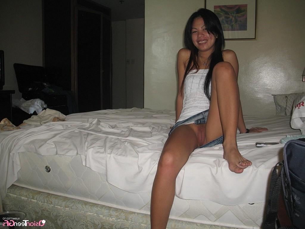 16P Cute teen shows her tight cunt close up