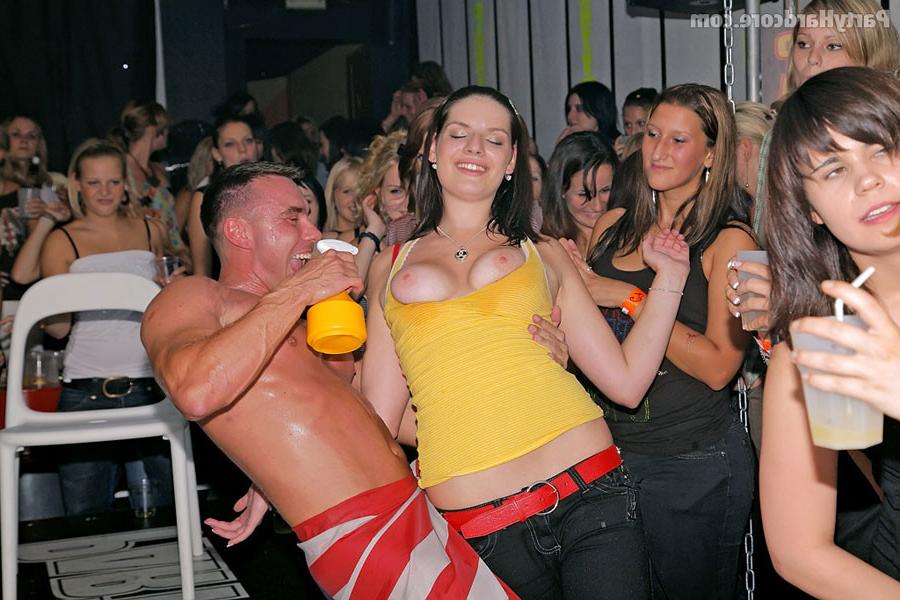 16P Amateur girls go wild for male strippers at Party Hardcore