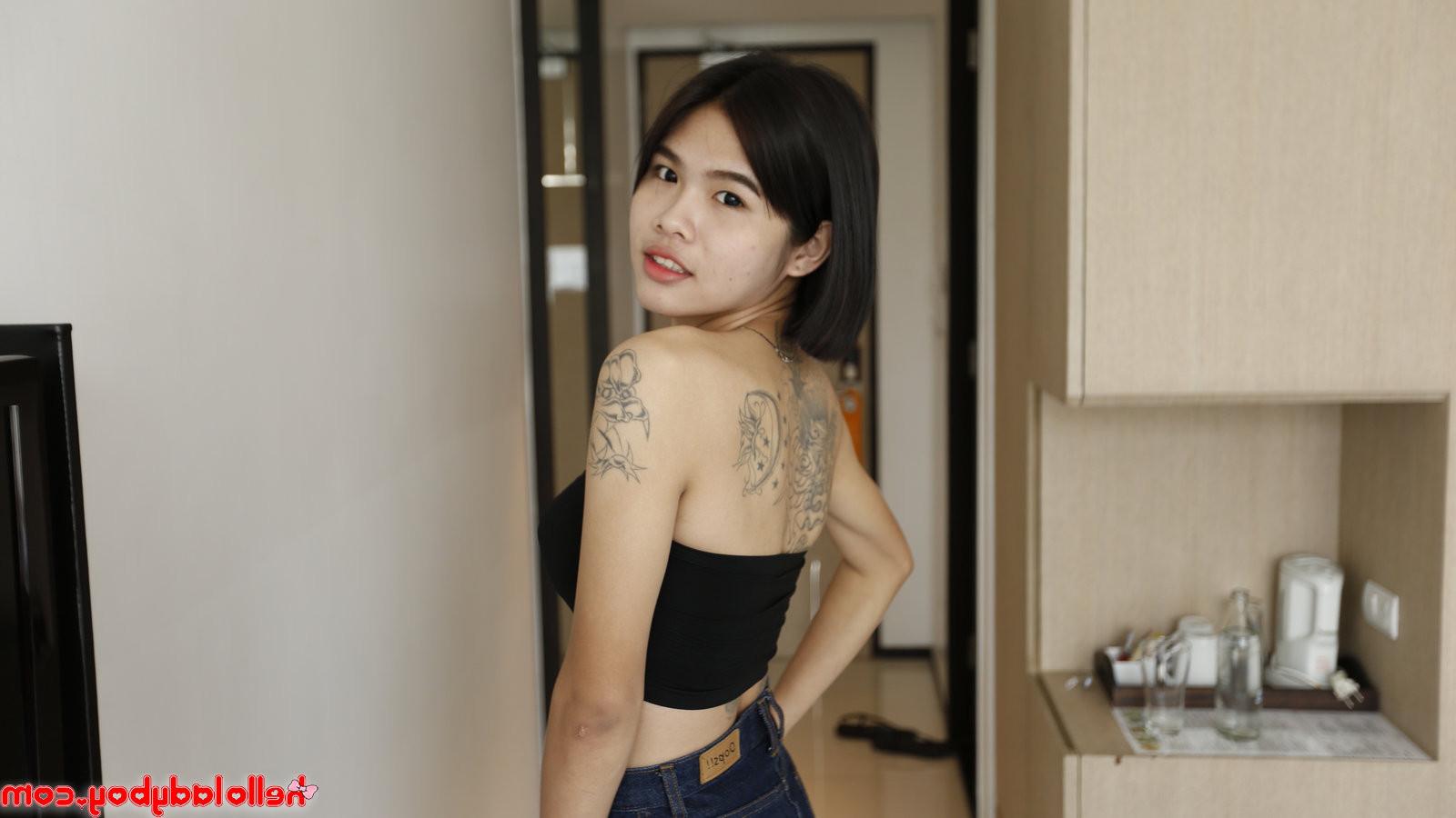 12P Thai shemale sucks off tourists cock 