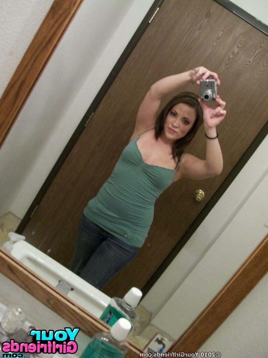 11P Nice looking girlfriend grabs her cam and snaps hot pussy pics in bed