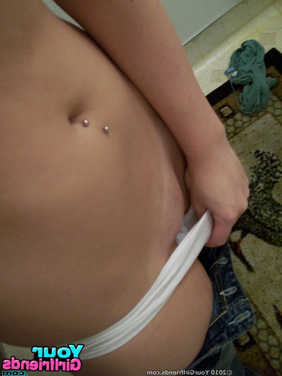 11P Nice looking girlfriend grabs her cam and snaps hot pussy pics in bed