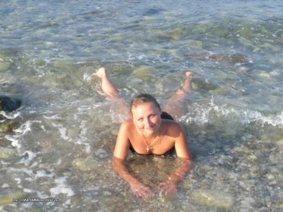 12P Pictures of a petite hottie posing sexy in her bikini