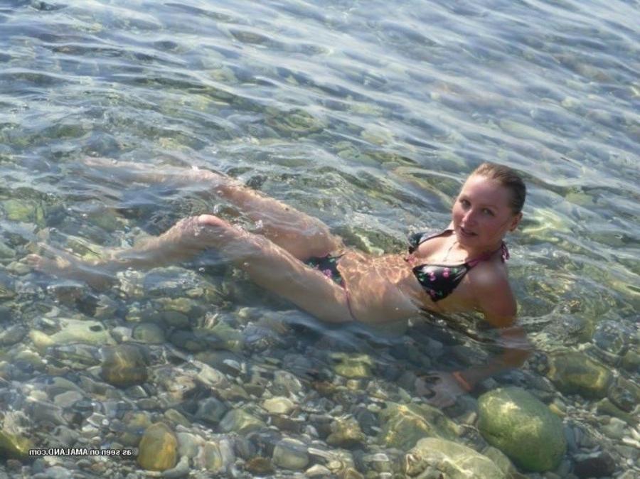 12P Pictures of a petite hottie posing sexy in her bikini