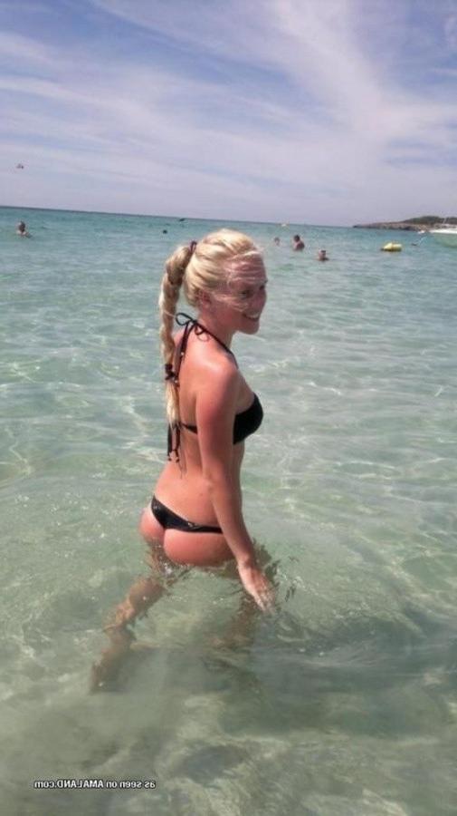 12P Photos of a sexy blonde babe posing in her black bikini