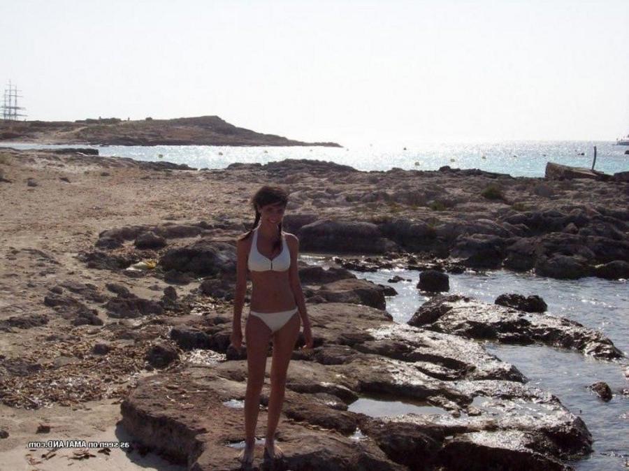 12P Gallery of an amateur petite chick posing in her bikini