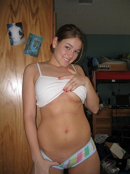 12P Pretty amateur girls taking self nudes