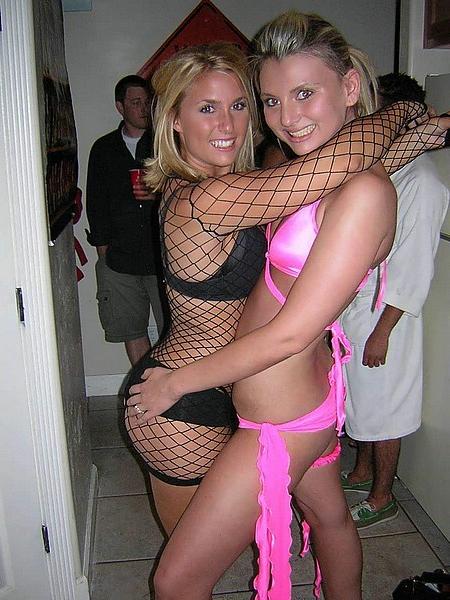 12P Pretty amateur girls taking self nudes