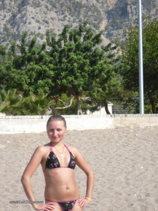 12P Pictures of a petite hottie posing sexy in her bikini