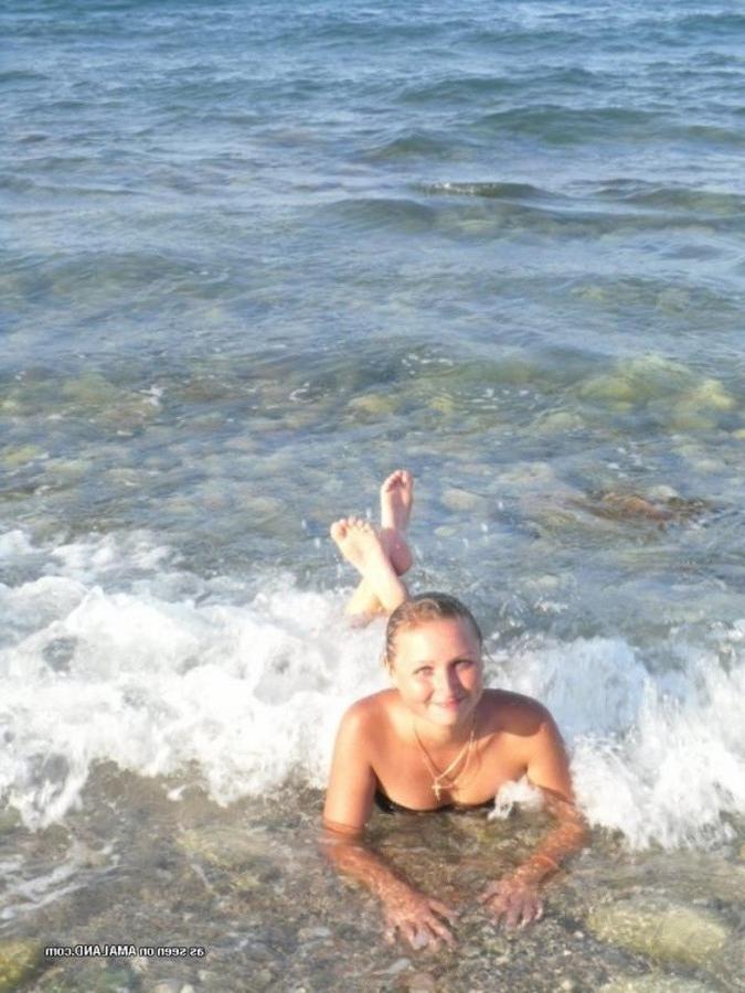 12P Pictures of a petite hottie posing sexy in her bikini